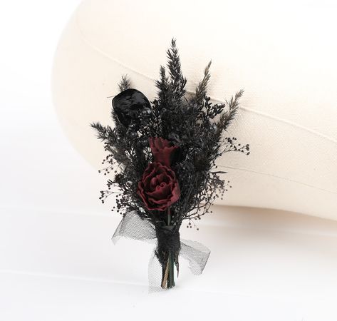 Beautiful flower boutonnieres and corsages in burgundy and black.  Burgundy boutonniere is ideal for a rustic wedding.  The black color of the boutonniere and corsage is the perfect solution for a gothic wedding)) Dark Flower Boutonniere, Black And Maroon Corsage, Black And Cranberry Wedding, Black Red Wedding Bouquet, Gothic Wedding Boutonniere, Goth Bridal Bouquet, Red And Black Wedding Bouquets, Black And Burgundy Wedding Dress, Goth Boutonniere