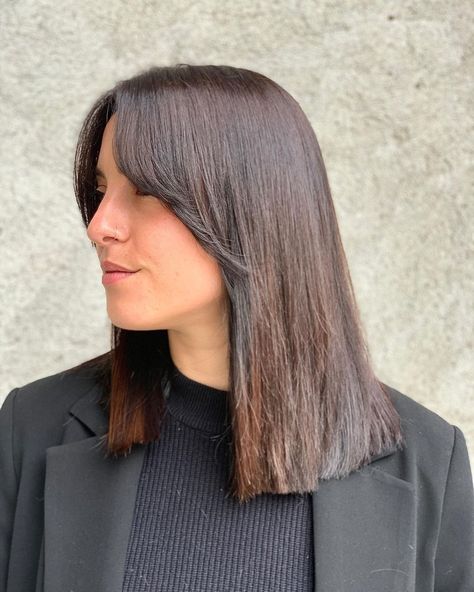 Long Blunt Bob with Curtain Bangs Lob Hairstyles With Bangs, Style A Long Bob, Long Bob With Curtain Bangs, Haircuts Trending, Long Bob With Bangs, Stacked Bob Hairstyles, Textured Haircut, Stacked Bob, Red Hair Inspo