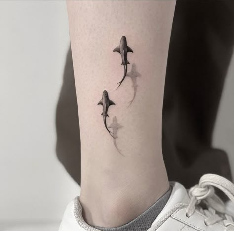 Shark Behind Ear Tattoo, Marine Biology Tattoo, Small Shark Tattoo, Bang Bang Tattoo, Hai Tattoo, Shadow Tattoo, Tato Minimal, Tattoo Culture, Muster Tattoos