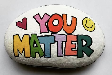 Rock Painting Ideas Quotes, Rock Painting Inspirational, Encouraging Painted Rocks, Kindness Rock Painting Ideas, Kindness Rock Garden Sign, Kindness Rocks Quotes, Positive Rocks, Easy Rock Painting Ideas, Rock Sayings