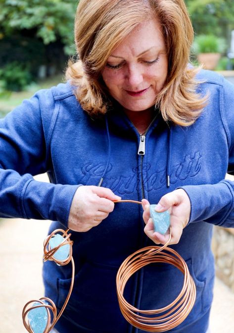 Rain Chain Diy, Drátěná Socha, Copper Rain Chains, Creative Mom, Diy Wind Chimes, Glass Garden Art, Rain Chain, Metal Garden Art, Garden Art Crafts