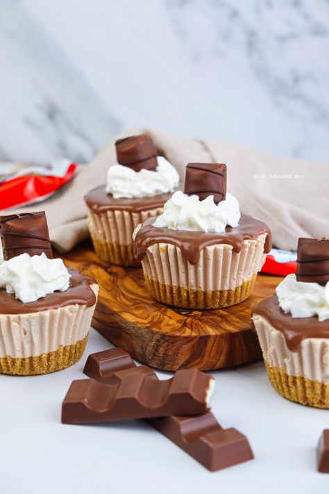 No Bake Kinder Cheesecake, Kinder Cheesecake Recipe, Mini Cheesecakes No Bake, Cheesecake Business, Mini Dessert Easy, No Bake Cheesecake Recipe, Cheesecake With Whipped Cream, Sweets Ideas, Cheesecake Muffins