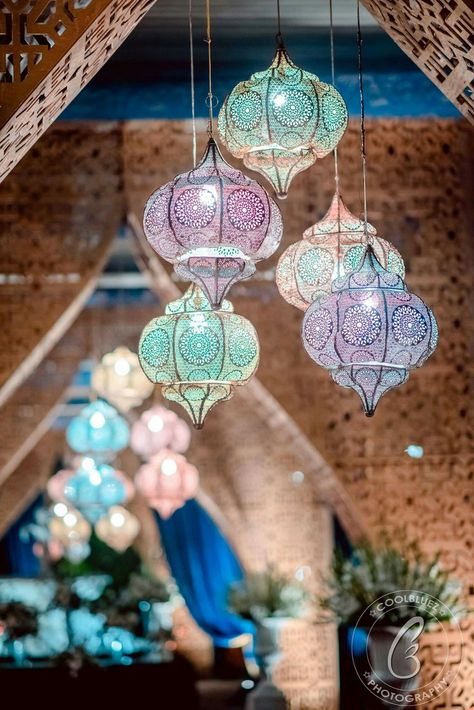 Arabian Living Room, Indian Lanterns, Arabian Theme, Stall Decorations, Arabian Decor, Arabian Nights Party, Moroccan Garden, Event Entrance, 1001 Nights