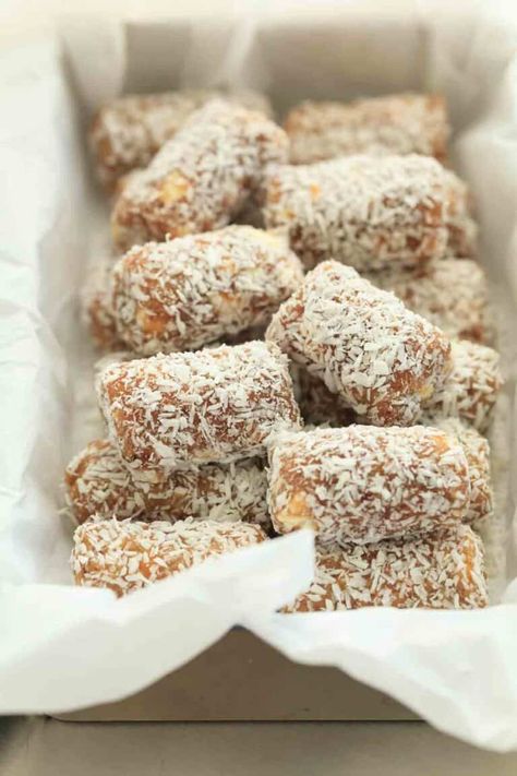 These cashew coconut date rolls make for a quick and energizing snack when you need a quick pick me up. Date Rolls, Coconut Roll, Raw Vegan Desserts, Healthy Bars, Breakfast Dessert, Afternoon Snacks, Dessert For Dinner, Snack Time, Raw Vegan