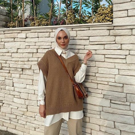 Sweater Hijab, Sweater Vest Outfit, Modern Hijab, Knitwear Outfit, Vest Outfit, Sweater Dress Outfit, Muslim Women Fashion, Modest Dresses Casual, Casual Hijab Outfit