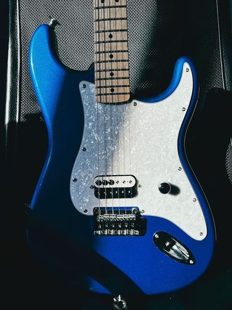 Blue Electric Guitar, Deep Blue Ocean, Types Of Guitar, Blue Electric, Guitar Pics, Cool Electric Guitars, Types Of Girls, Fender Stratocaster, Electric Guitars