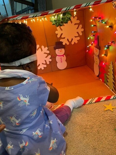 CHRISTMAS SENSORY LIGHT BOX Sensory Cardboard Box Ideas, Baby Christmas Sensory Ideas, Infant Christmas Sensory Activities, Baby Friendly Christmas Tree, Infant Christmas Activities, Ladybug Christmas, Light Box Activities, Sensory Jars, Cardboard Gingerbread