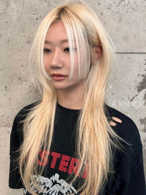 Korean hime haircut: long layers Blonde Hime Cut, Hime Cut Without Bangs, Blonde Hair Asian, Hime Haircut, Blonde Asian Hair, Japanese Haircut, Blonde Hair Dye, Hime Cut, Hair Inspiration Long