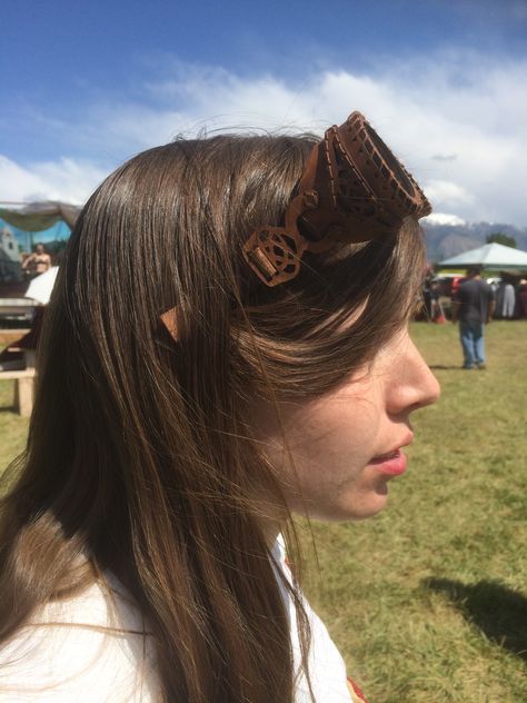 Steampunk festival. Handmade leather Goggles Side view. Such amazing craft! Steampunk Googles On Head Drawing, Googles On Head Reference, Goggles On Head Reference, Character With Goggles, Goggles Reference, Leather Goggles, Goggles Drawing, Steampunk Googles, Goggles On Head