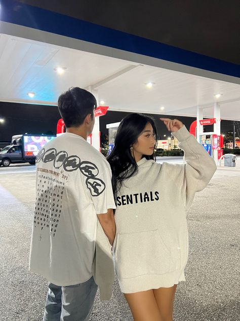 Cool Couple Photos Streetwear, Streetwear Couple Poses, Couples Gas Station Pictures, Matching Outfits For Couples Photoshoot, Street Couple Poses, Couple Ig Pic Ideas, Gas Station Photoshoot Couple, Couples Poses Street Style, Couples Streetwear Outfits