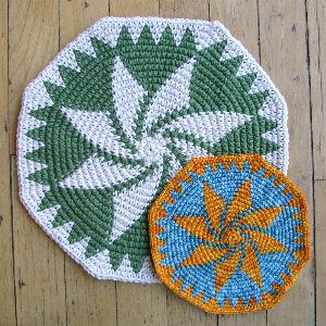 Tapestry crochet rounds - good for coasters, rugs, placemats, washcloths, hats, etc and so on Crochet Rounds, Patterns African, African Crochet, Heart Tapestry, Beaded Tapestry, Hexagon Crochet, Ravelry Crochet, Tapestry Crochet Patterns, Crochet Hexagon