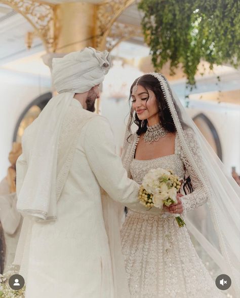 Alanna Panday Wedding, Surreal Decor, White Lengha, Fine Pictures, Alanna Panday, Indian Fits, Rahul Mishra, Marriage Ideas, Desi Wedding Dresses