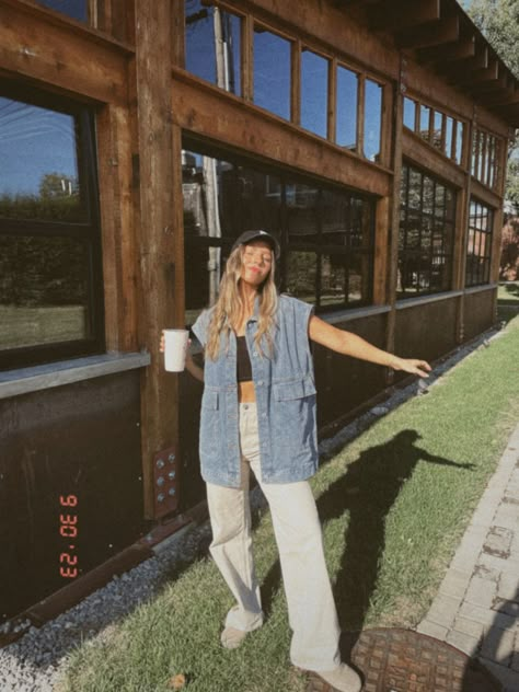 Fall Denim On Denim Outfit, Denim Vest Oversized, Jean Vest Style, Oversized Denim Vest Outfit Fall, Denim Vest Jacket Outfit, Oversized T Outfit, Styling A Denim Vest, Denim Vest Aesthetic, Oversized Vest Outfits For Women