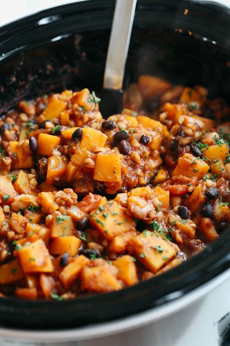 Slow Cooker Butternut Squash and Farro Chili Farro Chili, Squash Chili Recipe, Butternut Squash Chili Recipe, Slow Cooker Butternut Squash, Slow Cooker Quinoa, Squash Chili, Butternut Squash Chili, Vegan Crockpot, Menu Sarapan Sehat