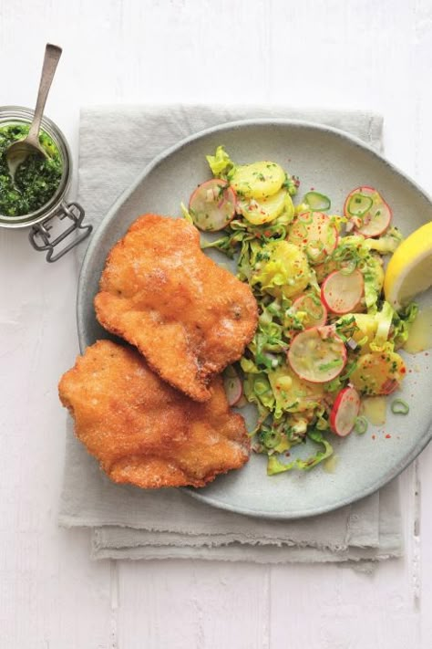 In diesem Rezept von Kochstar Alfons Schuhbeck geht es vertraut zu. Das klassische Wiener Schnitzel steht auf dem Plan. Das Besondere aber: Komplettiert wird dieses Gericht durch ein selbstgemachtes Kräuterpesto und einen modern interpretierten Kräuter-Kartoffel-Salat. Austrian Recipes, Easter Recipes, Winter Food, Shrimp Recipes, Chicken Breast Recipes, Salmon Recipes, Thanksgiving Recipes, Main Course, Pesto