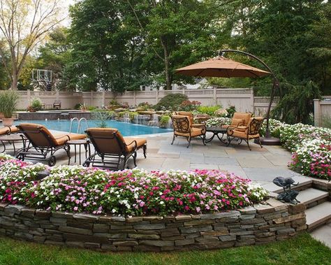 Flower beds can also be used to delimit outdoor spaces Outdoor Pool Decor, Landscaping Around Pool, Pergola Diy, Backyard Pool Landscaping, Pool Decor, Outdoor Garden Decor, Backyard Living, Outdoor Backyard, Landscaping Tips