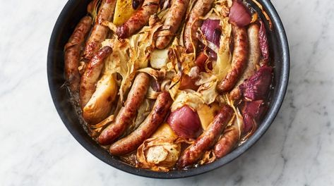 2 large red onions2 eating apples4 parsnips12 higher-welfare chipolatas1 tablespoon runny honey Jamie Oliver 5 Ingredients, Apple Bake, Baked Apple Recipes, Sausage Bake, Jamie Oliver Recipes, Diner Recept, Bake Recipes, 5 Ingredient Recipes, Savoury Recipes