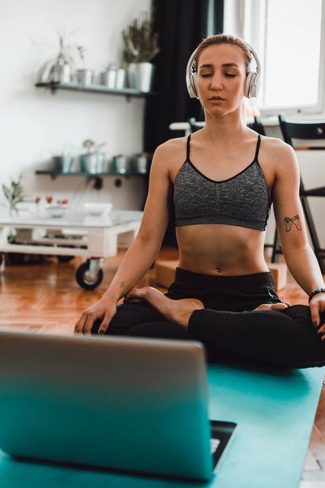 A Yoga Expert's Tips For Safely Practicing Yoga at Home Pranayama Techniques, Hot Pilates, Home Yoga Practice, Crow Pose, Yoga Tutorial, Downward Facing Dog, Popsugar Fitness, Power Yoga, Yoga Block