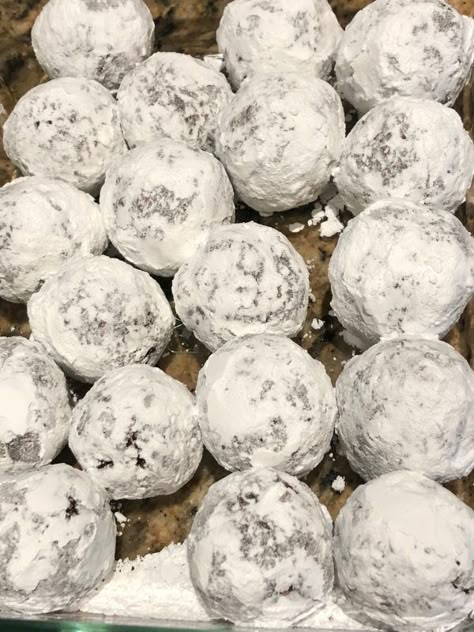 Christmas Whiskey Bubbles, Christmas Whisky Bubbles, Whiskey Cookies Recipe, Kahlua Balls No Bake, Liquor Balls, Whiskey Balls Recipe, Jello Balls, Booze Balls, Whiskey Balls