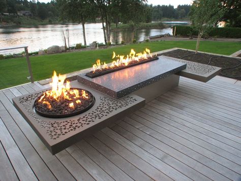 Patio Cozy, Outdoor Fire Table, Concrete Patios, Outdoor Fireplace Designs, Contemporary Patio, Outdoor Living Design, Fire Features, Backyard Fire, Fire Bowls