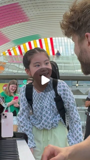 Emil Reinert on Instagram: "This 9 years old violinist shocked everyone with her talent 😱😱

@lin.tokura 

Music: Czardas by Monti

Thank you @ysayeofficial for placing a piano at the train station of Liège ❤️

#piano #violin #publicrelations #prodigy" Old Pianos, Violinist, Christmas Music, The Train, Public Relations, Train Station, Violin, Comedians, Piano