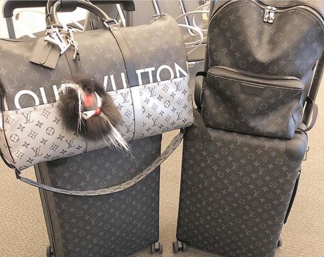 LV Luggage Louis Vuitton Luggage Set, Luxury Luggage Sets, Lv Luggage, Sac Louis Vuitton, Luxury Luggage, Cute Luggage, Louis Vuitton Luggage, Stylish Luggage, Louis Vuitton Travel