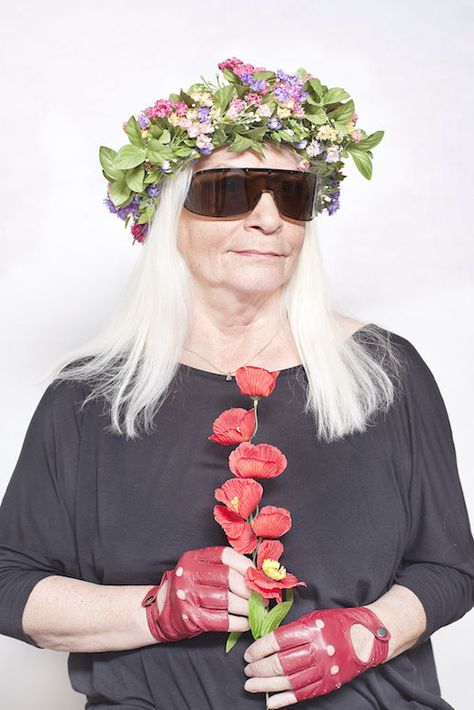 Original style, red driving gloves, wreath of flowers worn like a crown, and wrap around sunglasses. Feminine Divinity, Altars Ideas, Laurie Cabot, Modern Day Witch, Women Of Power, Maiden Mother Crone, Spell Caster, Modern Witch, Wise Women