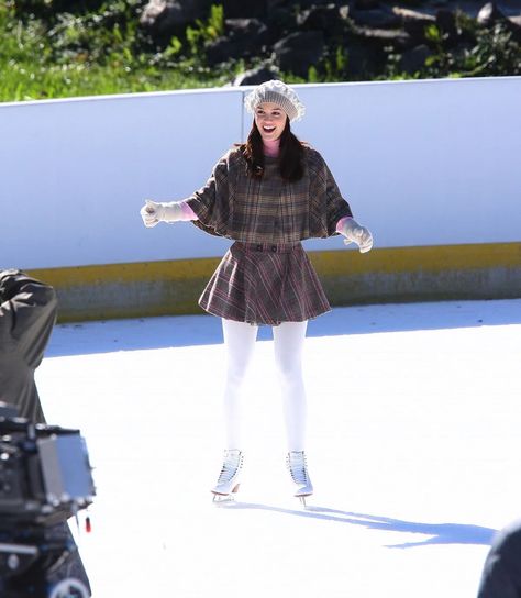 Iconic Blair Waldorf, Blair Waldorf Outfits, Skating Outfit, Ice Skating Outfit, Leighton Meester, Skating Outfits, Nyc Trip, Blair Waldorf, 30th Birthday