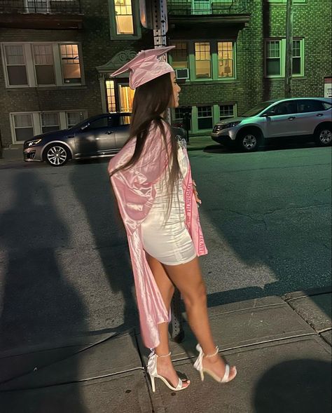 Graduation Outfit Ideas High School, Pink Graduation, Pink Academia, Graduation Cap Decoration Diy, Graduation Look, Grad Outfits, Grad Cap Designs, Senior Photo Outfits, Graduation Picture Poses