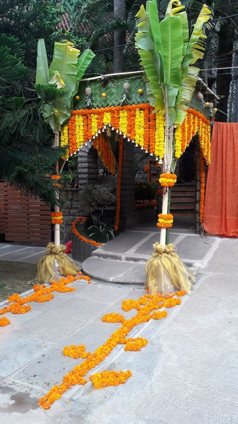 Chapra Decoration For Marriage, Chappara Decor, Mangal Snanam, Thread Ceremony, Home Flower Decor, Simple Stage Decorations, Haldi Decor, Garland Wedding Decor, Gate Decoration