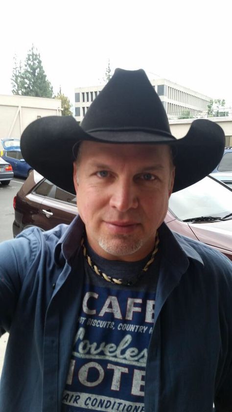 Garth Brooks Shameless Garth Brooks, Garth Brooks Songs, Friends In Low Places, Trisha Yearwood, Bama Football, Entertainer Of The Year, Garth Brooks, Classic Songs, Country Music Stars