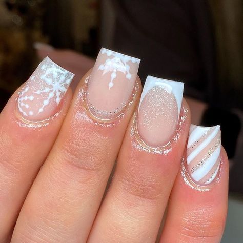 Pink French Tips With Snowflakes, Winter Wonderland Nails Short, Christmas Nail Square, Nail Ideas Short Christmas, Christmas Nails White French Tip, Christmas Short Square Nails, Cute Pink Christmas Nails, Winter Nail Inspo Short, Christmas Nails Short Acrylic