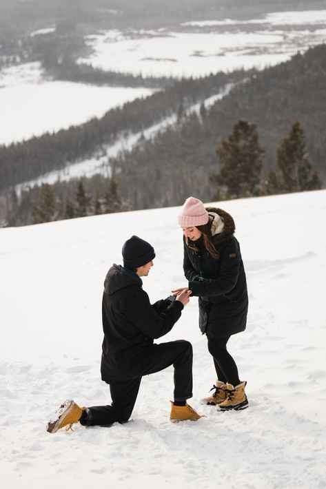 Proposal In The Snow, Winter Proposal Pictures, Snow Proposal, Proposal Ideas Winter, Winter Proposal Ideas, Proposal Outfit, Engagement Vibes, Surprise Engagement Photos, Engagement Proposal Photos