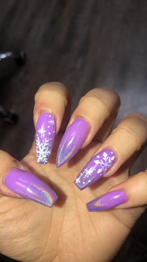 Purple winter nails with snowflakes and chrome tips Dark Purple Christmas Nails, Purple Christmas Nails Acrylic, Purple Christmas Nail Designs, Winter Nails With Snowflakes, Purple Christmas Nails, Purple Winter Nails, Nails With Snowflakes, Purple Chrome Nails, Chrome Tips