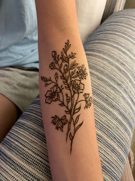 Henna Flower Design Cute Flower Henna Designs, Cool Henna Tattoos Simple, Cute Mehndi Tattoo, Body Henna Designs, Henna On Arm, Flower Henna Design, Flower Henna Tattoo, Henna Tattoo Flower, Tattoo Types