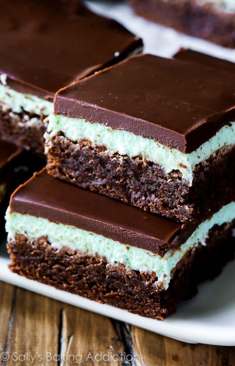 Classic Mint Chocolate Brownies Recipe on sallysbakingaddiction.com Mint Chocolate Brownies, Mint Brownies Recipe, Easy Chocolate Ganache, Resep Starbuck, Mint Frosting, Creamy Frosting, Chocolate Photos, Mint Brownies, Sally's Baking