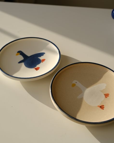 Yimai and her duck series. It always remind me of the time of my childhood, when I spend my time with my grandma in the village, relax, and have nothing to worry about. Size: DIA 12.5cm Microwave safe Dishwasher safe Made in China, JingDe Material / Brand : Porcelain / Yimai Ceramic Pottery Plate Painting Ideas, Easy Ceramic Designs, Aesthetic Ceramic Plate, Ceramic Plate Decoration, Ceramic Ducks Pottery, Duck Pottery Painting, Painting Pottery Plate, Pottery Painting Animals, Cute Plate Designs