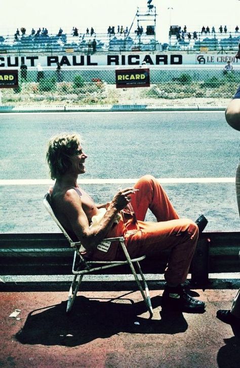 James Hunt - Because he could speak to women the same way he could drive car! James Hunt Formula 1, Classic Formula 1, James Hunt, F1 Wallpaper Hd, Gilles Villeneuve, British Sports, Racing Drivers, Formula 1 Car, History Pictures