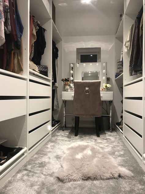 Rugs In Dressing Room, Walk In Wardrobe With Dressing Table, Black White Dressing Room, Grey And White Dressing Room, Dressing Room Ottoman Walk In, Dressing Room Black And White, Dressing Table Inside Wardrobe Mirror, Chic Dressing Room, Glass Dressing Table