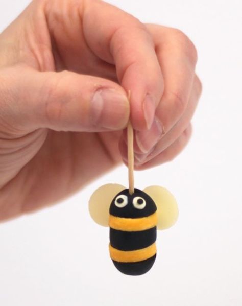 Adorably Easy and Cheesy - bumble bee body made from olives & cheese, wings are almond slices Bee Themed Appetizers, Cheesy Appetizers, Animal Themed Food, Deco Fruit, Cheesy Appetizer, Bumble Bee Baby Shower, Bee Party, Kids Party Food, Bee Baby Shower