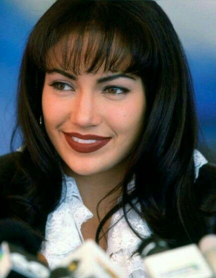 Selena Movie 1997, Jlo Black Hair, Selena Quintanilla Jennifer Lopez, Jennifer Lopez Selena Quintanilla, Selena Quintanilla Bangs, Young Jlo, Selena Quintanilla Movie, Jennifer Lopez Selena, Selena Movie