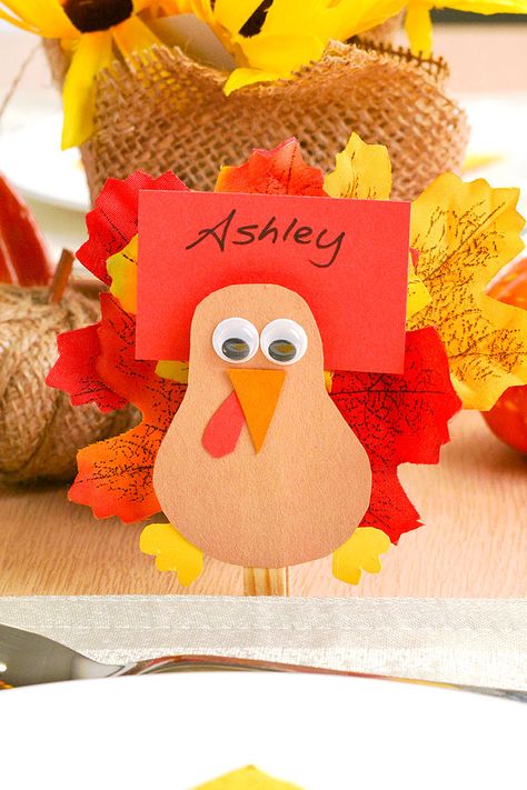 Kids Thanksgiving Name Cards, Name Cards For Thanksgiving Dinner, Thanksgiving Placecards Ideas For Kids, Thanksgiving Table Name Tags, Kids Thanksgiving Place Cards, Thanksgiving Placecards Ideas Diy, Thanksgiving Name Cards Place Settings, Thanksgiving Place Cards Cricut, Thanksgiving Place Settings Kids