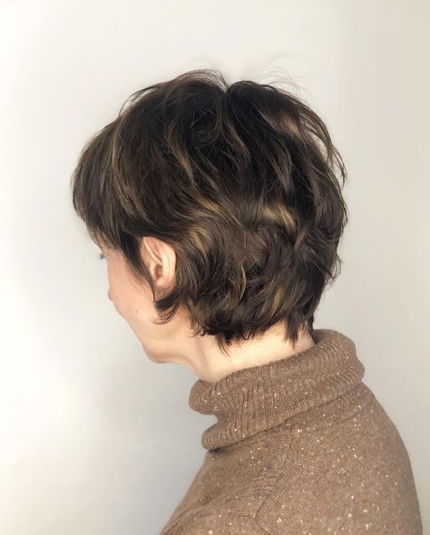 Layered Pixie Cut, Shaggy Pixie Cuts, Androgynous Haircut, Short Shaggy Haircuts, Wavy Pixie, Pixie Cut With Bangs, Shaggy Haircuts, Copper Hair Color, Corte Pixie