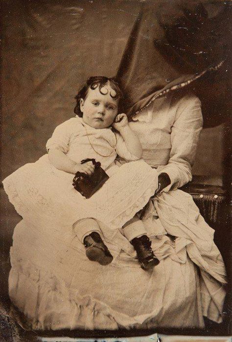 Creepy And Unsettling Victorian Era Photos We Can't Look Away From Post Mortem Pictures, Bizarre Photos, Mother Photos, Hidden Photos, Victorian Photos, Old Photography, Post Mortem, Vintage Portraits, Historical Artifacts