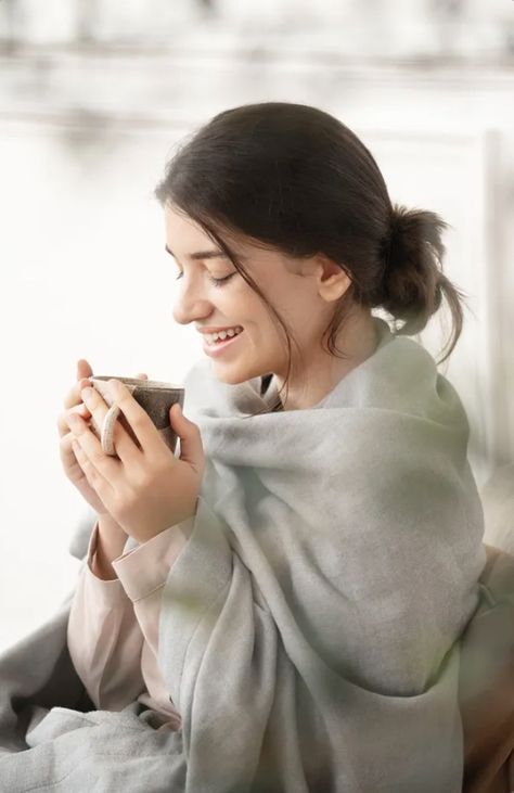 Winter Drinks Coffee, Drinking Tea Photography, People Drinking Tea, Tea Gloves, Woman Drinking Coffee, Photography Tea, Mug Of Tea, Unique Portraits, Close Up Portrait