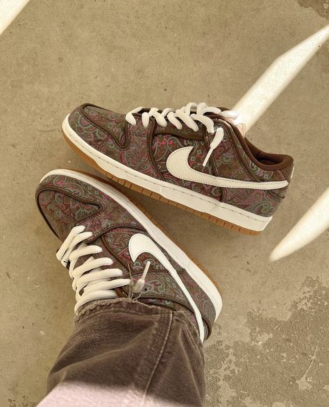 Dunk Low Shoes, Nike Sports Shoes, Skater Outfits, Sneakers Box, Low Shoes, Sneaker Art, Shoes Outfit, Nike Sb Dunks Low, Sb Dunk Low