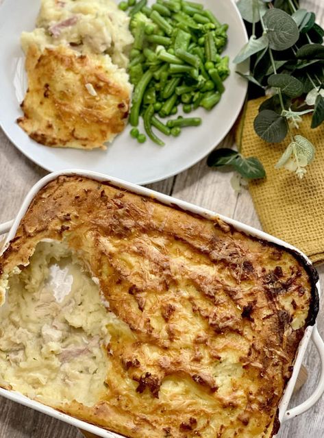 Chicken Bacon and Leek Cottage Pie - Pinch Of Nom Chicken Leek Pie Recipe, Chicken Cottage Pie, Creamy Chicken And Leek Pie, Chicken Bacon And Leek Cottage Pie, Chicken And Leek Parcels, Chicken Mushroom And Leak Pie, Chicken And Leek Pie, Bacon Pie, Cottage Pie Recipe