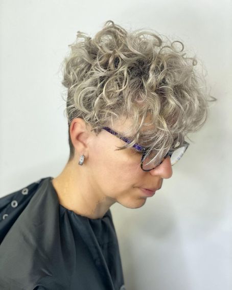 Short Curly Bob Hairstyles Messy Curls, Short Pixie Curly Hair, Very Short Curly Hair Pixie, Brown Abstract Nails, Pixie Cut For Curly Hair, Cut For Curly Hair, Curly Hair For Women, Type Of Face, Short Wavy Pixie