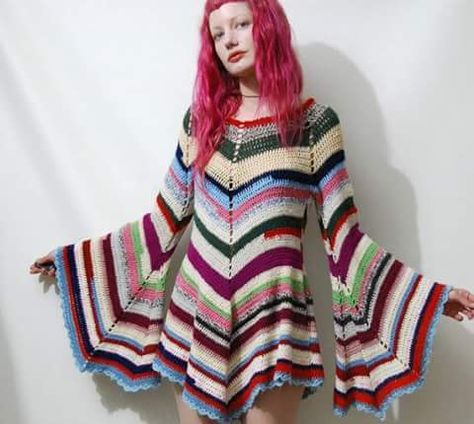 Granny Square Bell Sleeve, Crochet Bell Sleeve Dress, Crochet Shrug Bolero, Crocheted Dresses, Crochet Bell, Stripe Crochet, Crochet Bell Sleeve, Vanessa Montoro, Shrugs And Boleros