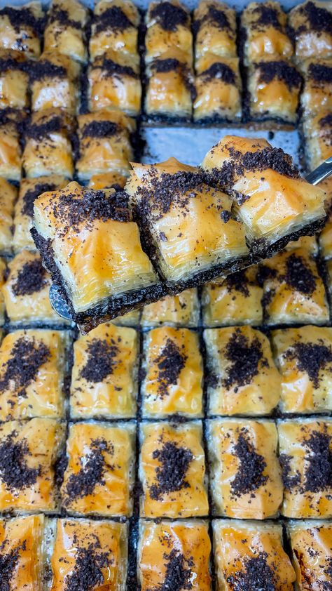 Het stond al een tijdje op m'n lijst... hier is die dan eindelijk! Deze heerlijk Oreo baklava maak je met een paar ingrediënten. Het heeft in totaal 34 lagen en is super knapperig! Check het recept voor deze overheerlijke Oreo Baklava. Dough Desserts, Baklava Recept, Baklava Recipe, Phyllo Dough, Dinner Party Recipes, Party Recipes, Tasty Treats, Baklava, Party Food